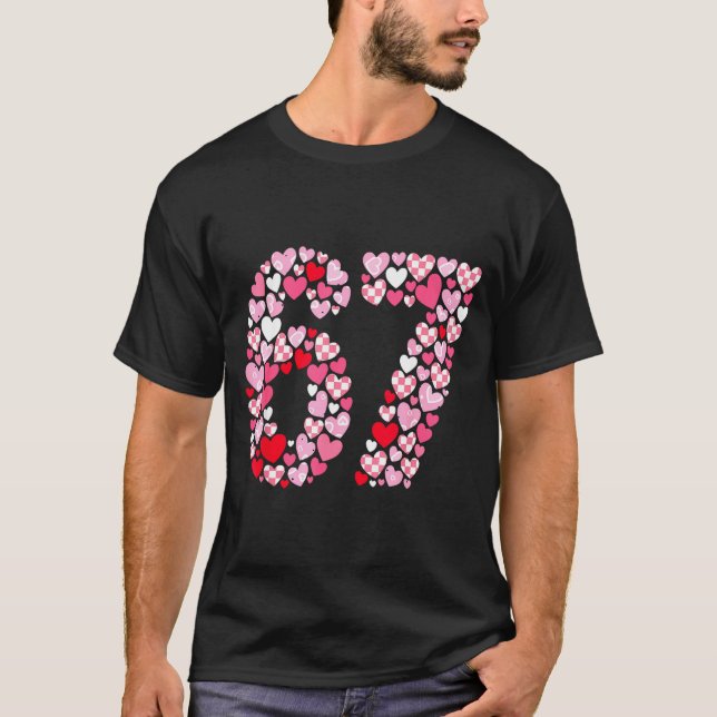 Camiseta Valentine’s Day 67 Hearts Romantic Funny Six Seven (Frente)