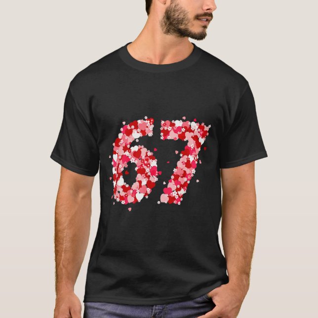 Camiseta Valentine’s Day 67 Meme With Hearts Funny Six Seve (Frente)