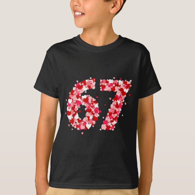 Camiseta Valentine’s Day 67 Meme With Hearts Funny Six Seve (Frente)