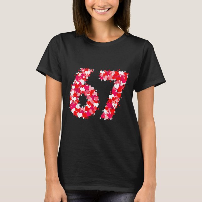 Camiseta Valentine’s Day 67 Meme With Hearts Funny Six Seve (Frente)