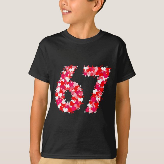 Camiseta Valentine’s Day 67 Meme With Hearts Funny Six Seve (Frente)