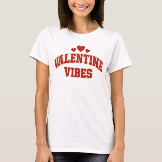 Camiseta Valentine Vibes Retro Varsity Typography Red Heart