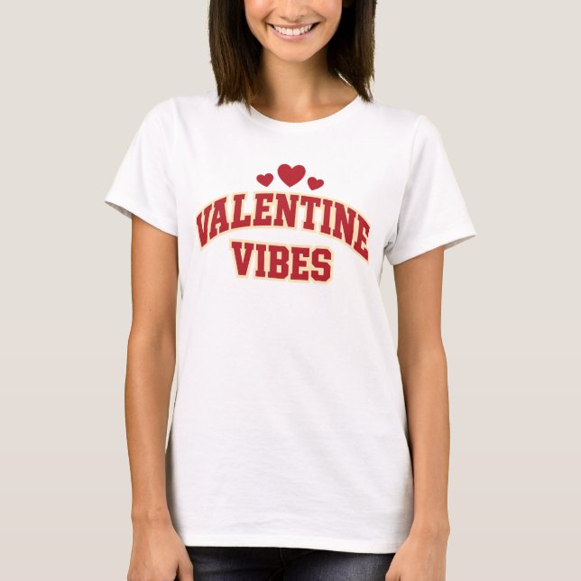 Camiseta Valentine Vibes Retro Varsity Typography Red Heart (Frente)