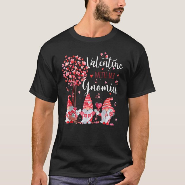 Camiseta Valentine With My Gnomies Hearts Gnomes Couples (Frente)