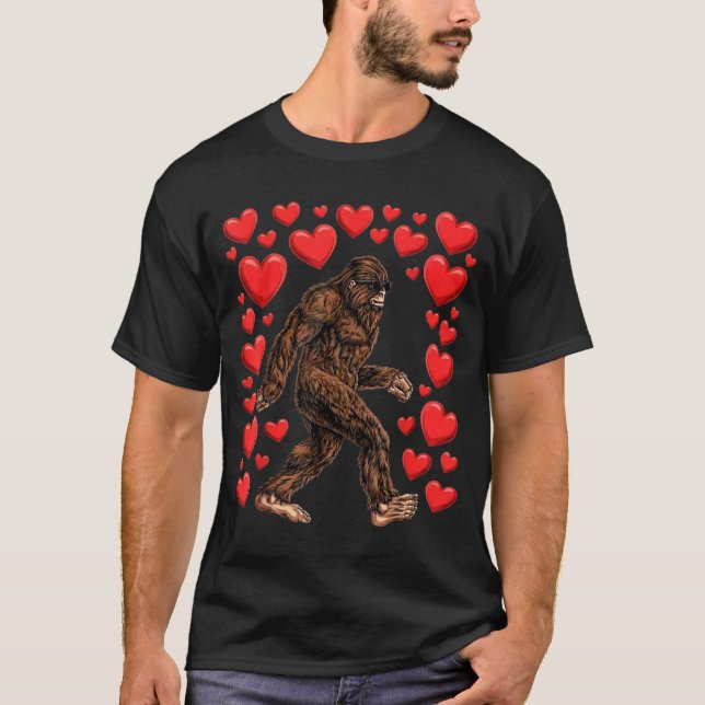 Camiseta Valentines Day Bigfoot Red Hearts Funny Sasquatch  (Frente)