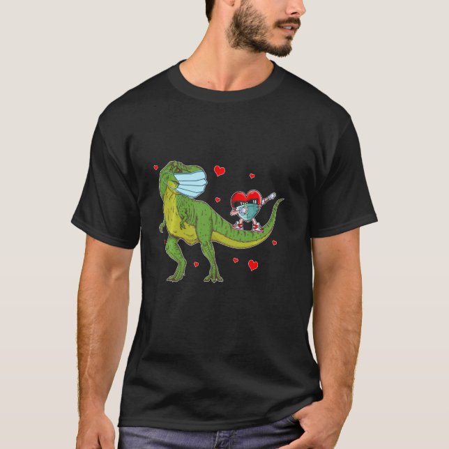 Camiseta Valentines Day Dabbing Heart In A Mask Riding Dino (Frente)