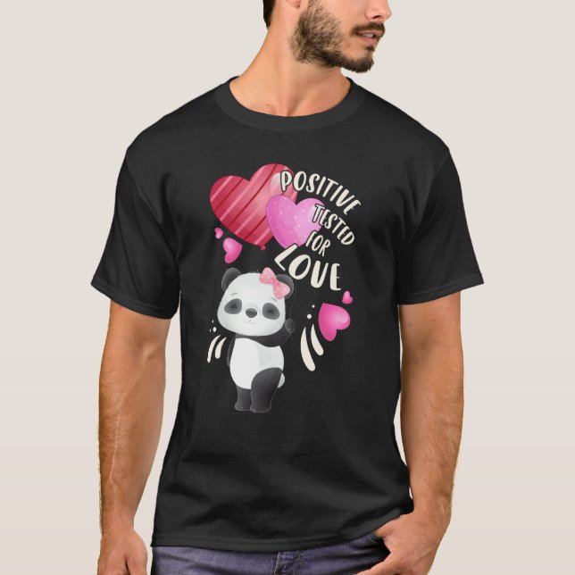 Camiseta Valentine's day panda bear with hearts (Frente)