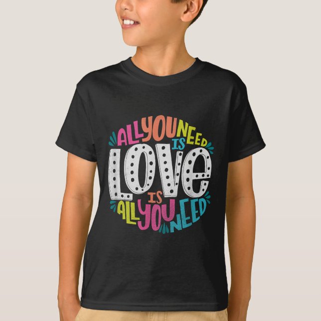 Camiseta Valentine's Day Product - All You Need Is Love  (Frente)