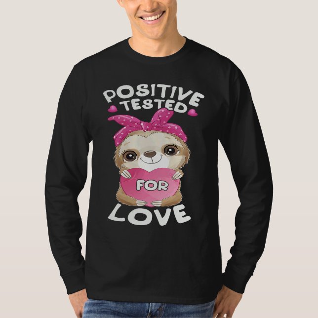 Camiseta Valentine's day sloth with pink heart for her (Frente)