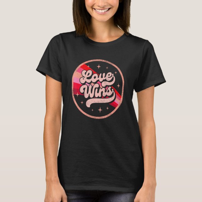Camiseta Valentines Love Wins Pink Rainbow Lesbian Gay LGBT (Frente)