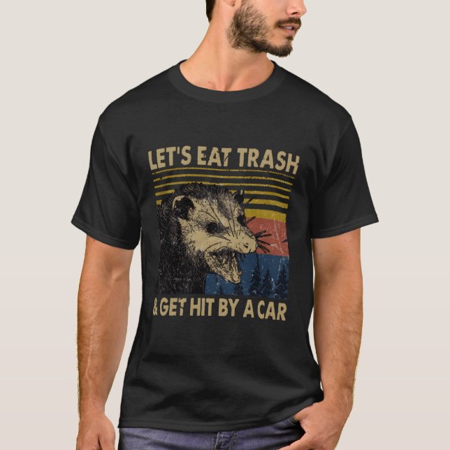 Camiseta Vamos Comer Lixo E Ser Atingidos Por Um gambá (Frente)