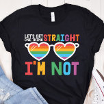Camiseta Vamos ganha um Hetero que não sou orgulho LGBTQ<br><div class="desc">Mostre ao mundo que você é um orgulhoso membro da comunidade LGBTQ com esta divertida camiseta de conscientização para o orgulho gay com a ilustração de um par de óculos escuros em forma de coração com lentes arco-íris, com a legenda "Vamos ganha uma coisa hetero, eu não sou" em uma...</div>