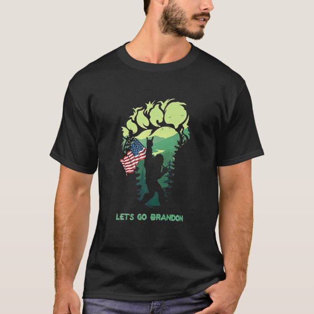Camiseta Vamos Go Brandon Bigfoot American Flag (Frente)