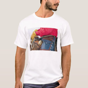 Camiseta Vaqueiro a Cavalo vestindo Chapas de Couro