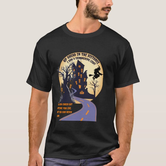 Camiseta Vassoura-de-bruxa sobre uma estrada escura no dese (Frente)