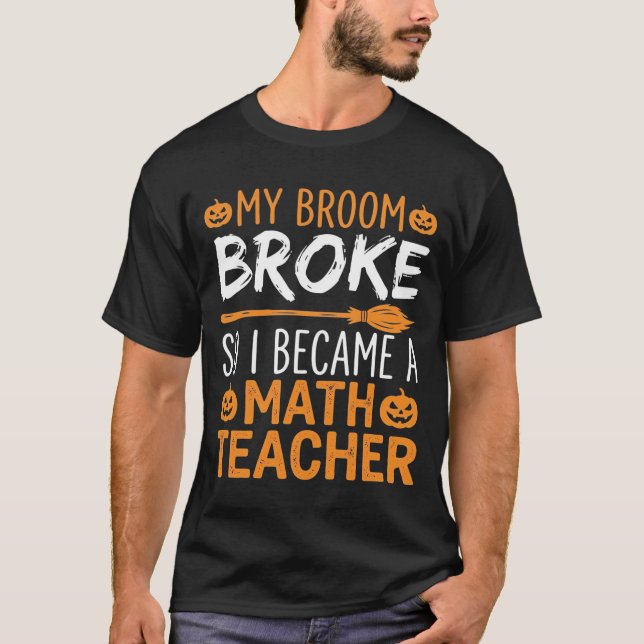 Camiseta Vassoura de Halloween para Professor de Matemática (Frente)