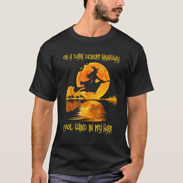 Camiseta Vassouras Andando Em Um Salão Das Estradas Do Dese (Frente)