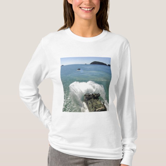 Camiseta Veículos de Assalto Anfíbios saem do convés do poç (Frente)