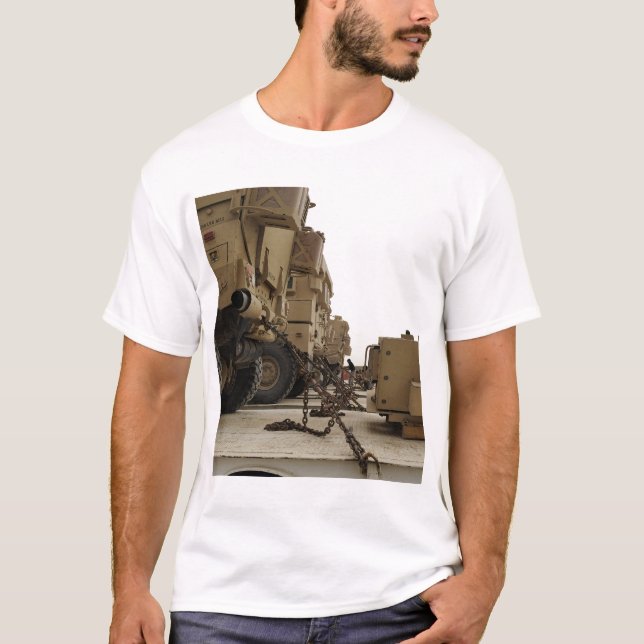 Camiseta Veículos militares são trancados em caminhonete (Frente)