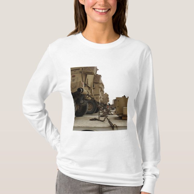 Camiseta Veículos militares são trancados em caminhonete (Frente)