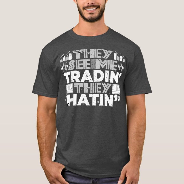 CAMISETA VEJA TRADIN HATIN HATERS ODIANDO O COMÉRCIO DE AÇÕ (Frente)
