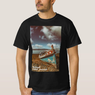 Camiseta Velha Aiola. Barco tradicional português em praia