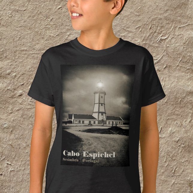 Camiseta Velho farol em uma noite de tempestade (Old lighthouse on a storm night. Boy Basic Black T-Shirt)