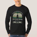 Camiseta Velho Homem com um Pai Cello Funny<br><div class="desc">Nunca subestime um Velho com um Cello. Bendito presente ideal para homens/celistas que amam música clássica e orquestras. Faça como natal,  presente de aniversário ou dia de os pais para seu marido ou pai.</div>