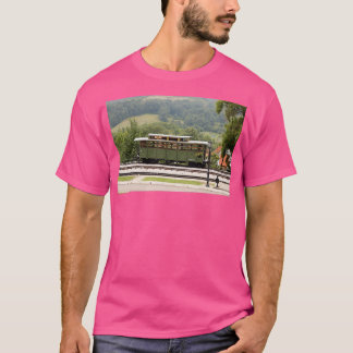Camiseta velho vagão ferroviário nos trilhos