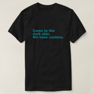 Camiseta Venha para o lado negro. Temos biscoitos.