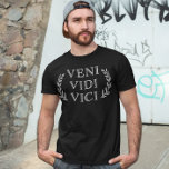 Camiseta Veni Vidi Vici em Faux Dourado Funny Antiquado<br><div class="desc">Camiseta engraçada com a famosa proclamação de Júlio César: Eu vim,  eu vi,  eu conquistei. Perfeito para jogadores,  jogadores de xadrez,  qualquer espírito competitivo. Fatos para festas de graduação ou aposentadoria. Faz um presente de dia de os pais excelente.</div>