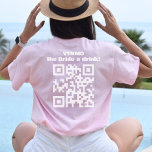 Camiseta Venmo A Noiva Uma Testa De Champanhe De Código QR<br><div class="desc">Levante um copo e comemore ao estilo com nossa camisa de Chá de panela de brinde de champanhe "Venmo The Bride A Bebida" QR. Esta camisa divertida e moderna apresenta um código de QR personalizado, fazer fácil para os hóspedes enviar uma bebida para a noiva diretamente dos seus telefones. O...</div>
