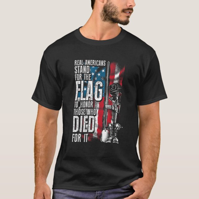 Camiseta Verdadeiros Americanos Defendem Que A Bandeira Hon (Frente)