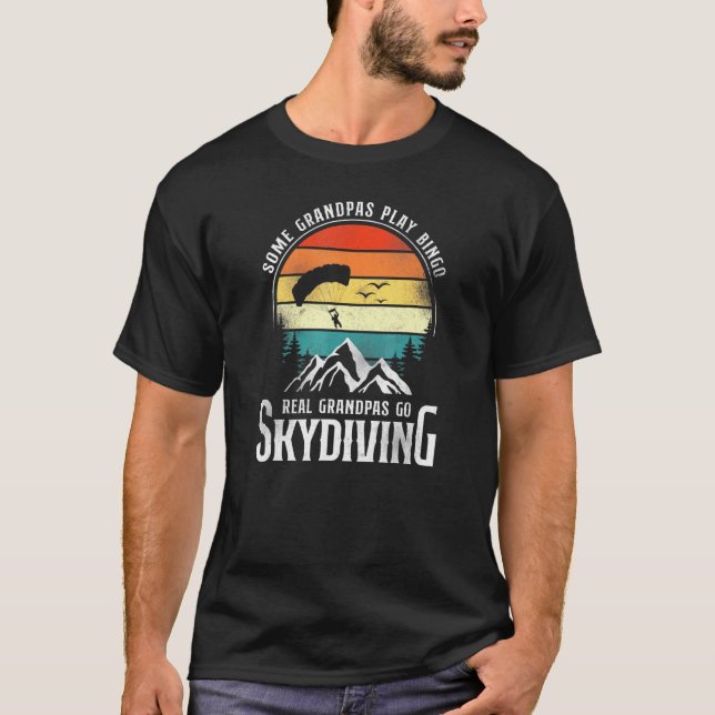 Camiseta Verdadeiros Avós Vão Skydiving Retro Vintage (Frente)