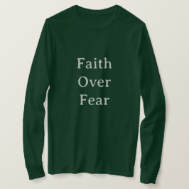 Camiseta Verde com Texto Prata Fé Sobre Medo
