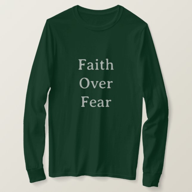 Camiseta Verde com Texto Prata Fé Sobre Medo (Frente do Design)