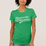 Camiseta Verde Magicamente Deliciosa<br><div class="desc">Texto branco e pouco shamrock. Rua bonita,  camisa do dia do Patrick.</div>