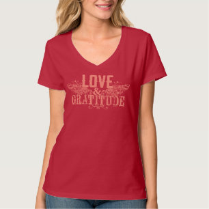 Camiseta Vermelha com Palavras Amor e Gratidão