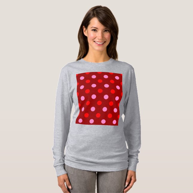Camiseta Vermelho e Rosa Sobre Desenho de Bolinhas Marrom  (Frente Completa)