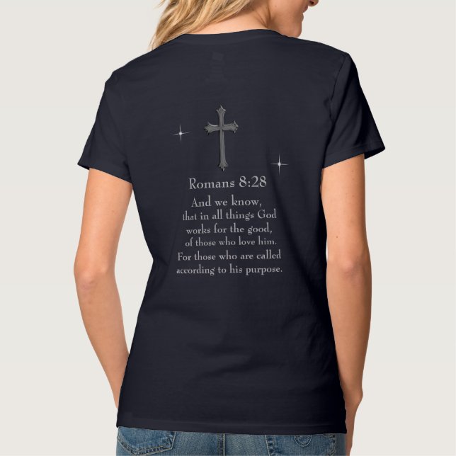 Camiseta versículo bíblico cristão Romanos 8:28 (Verso)