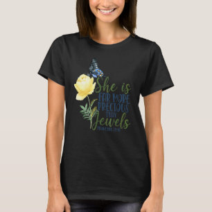 Camiseta Versículo da Bíblia Cristã Ela É Muito Mais Precio