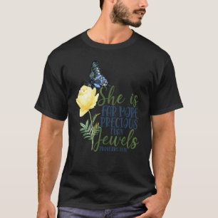 Camiseta Versículo da Bíblia Cristã Ela É Muito Mais Precio