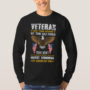Camiseta Veterano não pensa porque meu tempo acabou com a á