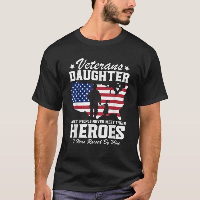 Camiseta Veteranos do Dia das Meninas Filha Meu Pai É Um V (Frente)
