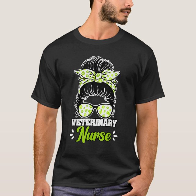 Camiseta Veterinary Nurse Messy Bun For A Veterinary Medici (Frente)