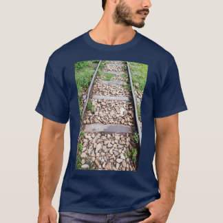 Camiseta Via férrea com travessas metálicas e pedras de las