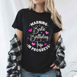 Camiseta Viagem de Aniversário da Melhor Amiga Em Andamento