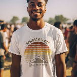 Camiseta Viagem de Estradas de Montanhas Personalizadas da<br><div class="desc">Este pôr do sol laranja legal sobre montanhas rochosas na natureza faz uma imagem excelente para um conjunto de t-shirts personalizadas para uma reunião familiar, viagem de carro ou férias de verão. Comemore sua semana de feriado com camisetas correspondentes para mãe, pai, irmão e irmã. Basta adicionar seu próprio sobrenome...</div>