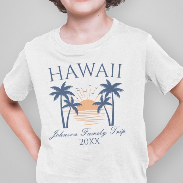Camiseta Viagem de Férias da Família Hawaii - T-Shirt (Boy wearing a Hawaii family trip t-shirt with a sunset and palm tree design.)