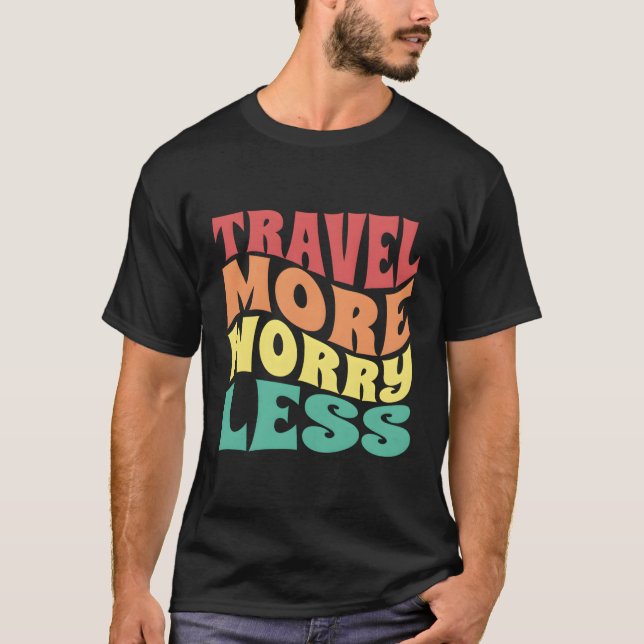 Camiseta Viagem Mais Preocupante Menos Férias (Frente)
